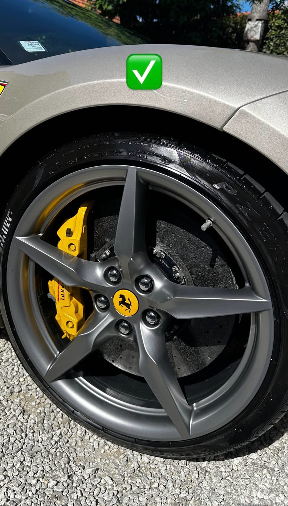 Jante Ferrari après finition pneu brillant