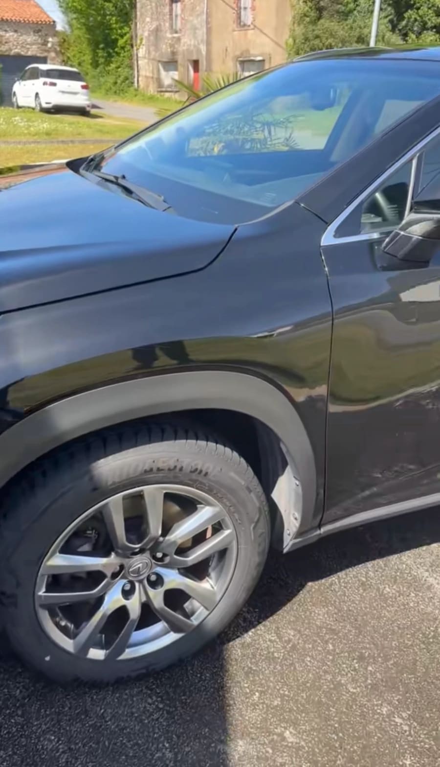 Extérieur après nettoyage, carrosserie et jante noire brillantes