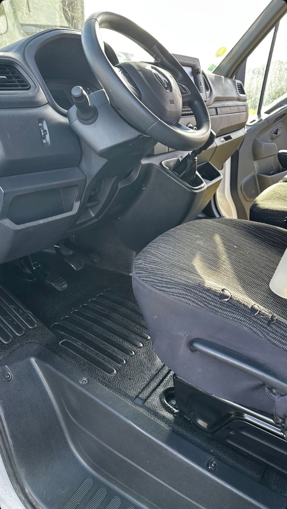 Intérieur après nettoyage, plastiques et plancher impeccables