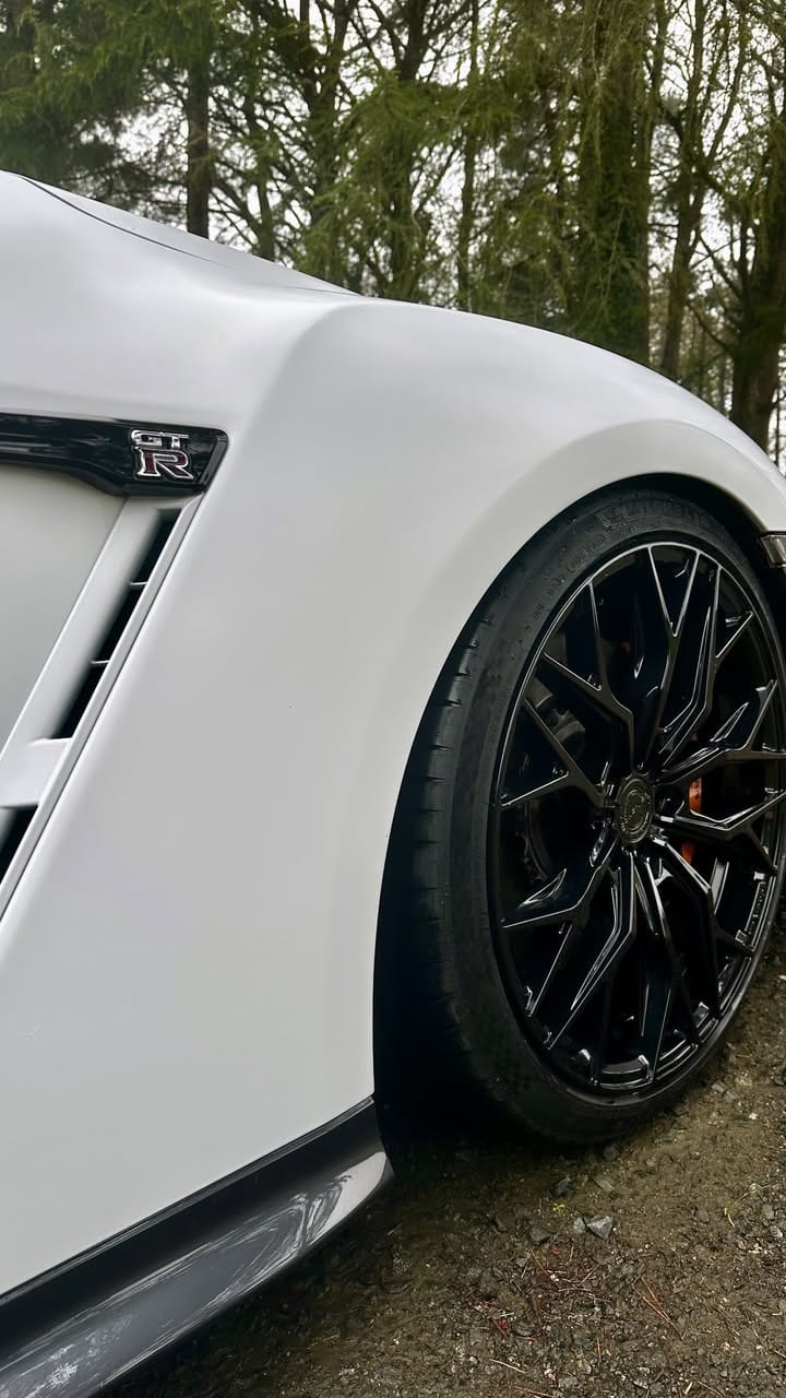 Profil et badge d'une Nissan GT-R blanche préparée par MGNclean