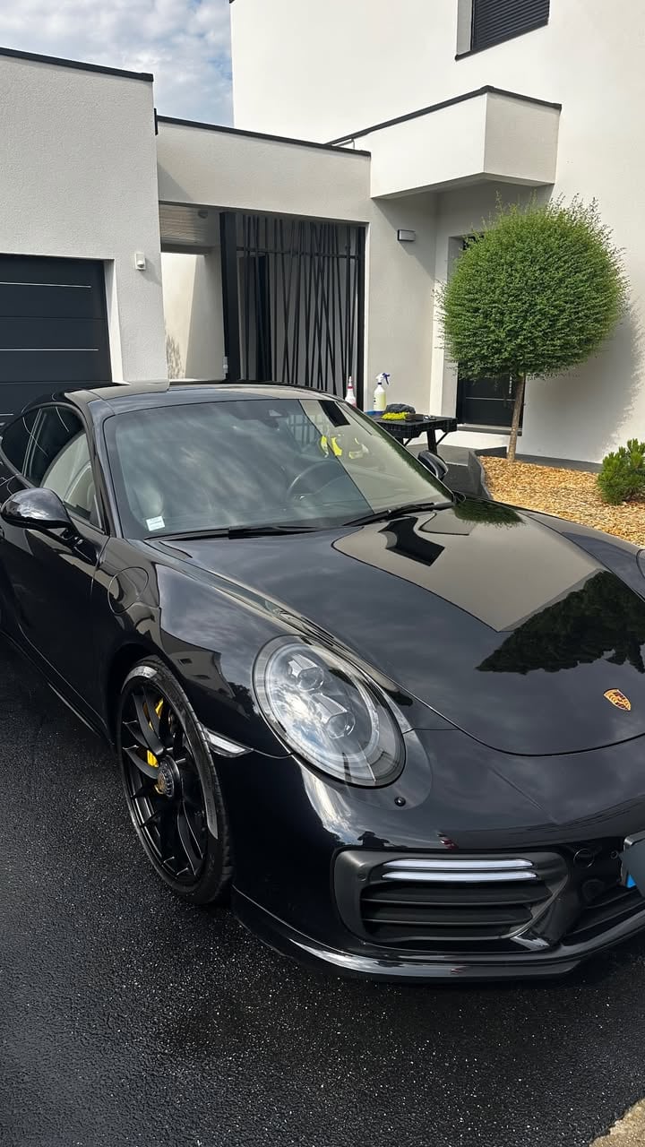 Porsche 911 Turbo S noire préparée par MGNclean