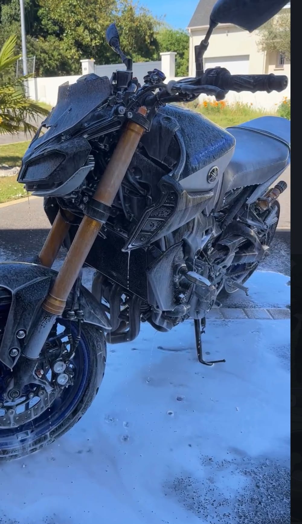 Yamaha MT-09 SP recouverte de mousse active lors d'un lavage MGNclean