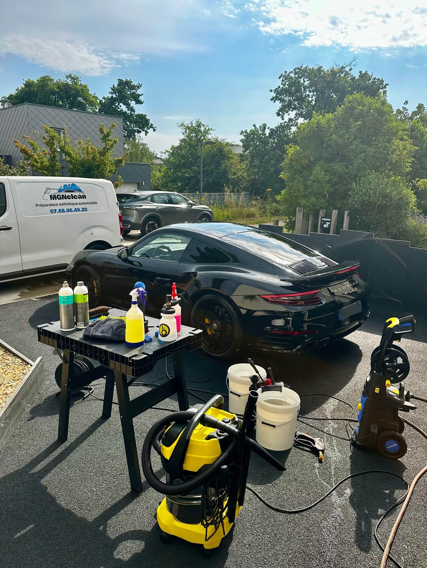 Setup complet MGNclean : Porsche 911 Turbo S, van et matériel de detailing sur intervention